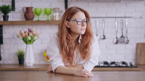 Close Red Haired Upset Female Apartment Posing Home Holding Glasses — Αρχείο Βίντεο
