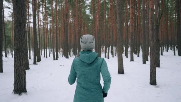 Біг Лісі Сніговій Доріжці Тренування Бігун Щоб Тримати Жінку Кардіо — стокове відео