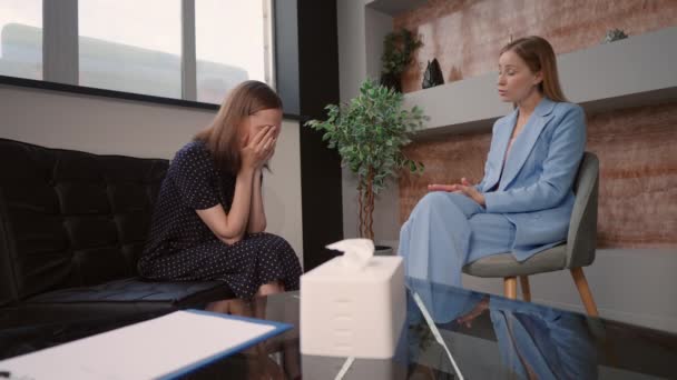 Upset Woman Sitting Couch Crying Telling Her Problem Meeting Psychologist — Stockvideo