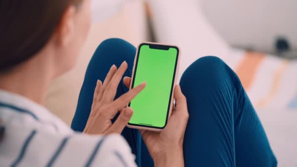 Brunette Lady Wearing Casual Shirt Blue Trousers Holding Smartphone Tap — Video Stock