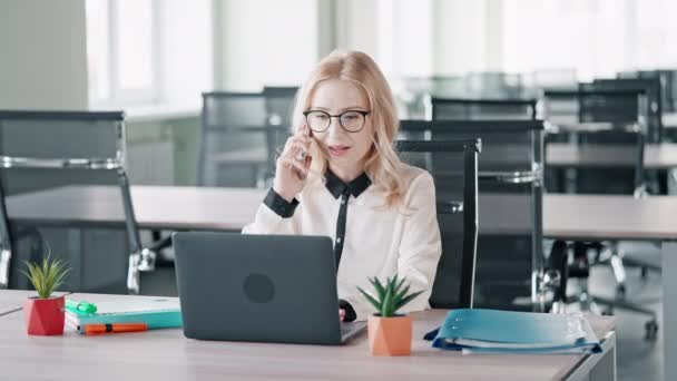 Cheerful Businesswoman Has Phone Conversation Client Sitting Workplace Office — Stok video