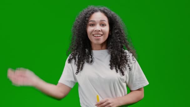 Mujer Alegre Con Pelo Largo Rizado Vestido Camisa Blanca Agitando — Vídeos de Stock