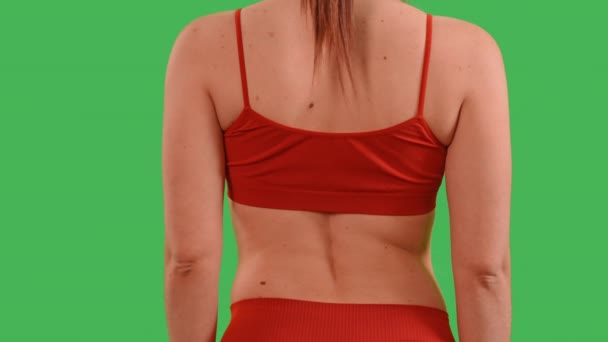 Жінка Вдягнена Червоний Топ Спортивні Окуляри Торкаються Болю Спині Після — стокове відео