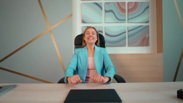 Exitosa Mujer Negocios Levantando Las Manos Excitado Muestra Emoción Positiva — Vídeos de Stock