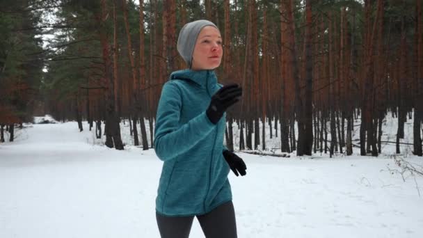 Sportler Sportbekleidung Laufen Freien Winterliche Landschaft Wald Läufer Training Ausdauer — Stockvideo