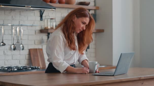 Femme Entre Dans Cuisine Tenant Tasse Avec Café Tapant Sur — Video