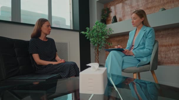 Brunetka Žena Sedí Gauči Vyprávět Psychoterapeut Svém Životě Během Terapie — Stock video