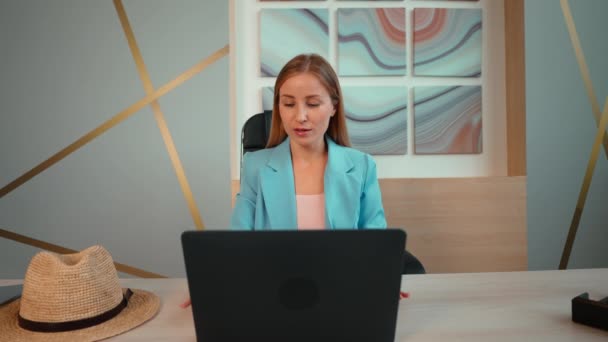 Mujer Negocios Sentada Oficina Escritorio Sombrero Paja Mujer Feliz Esperar — Vídeo de stock