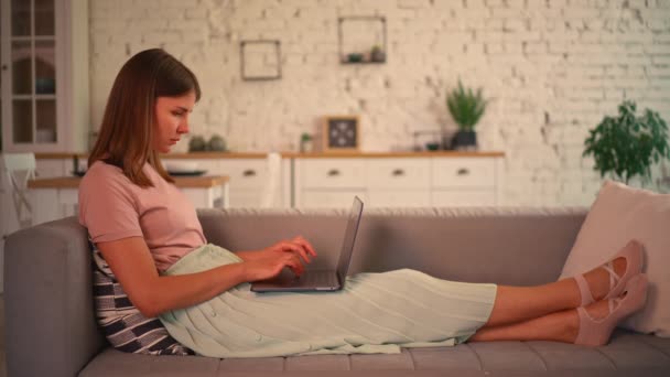 Ung Kvinna Stänga Laptop Och Koppla Sitter Soffan Vardagsrummet Lägenhet — Stockvideo