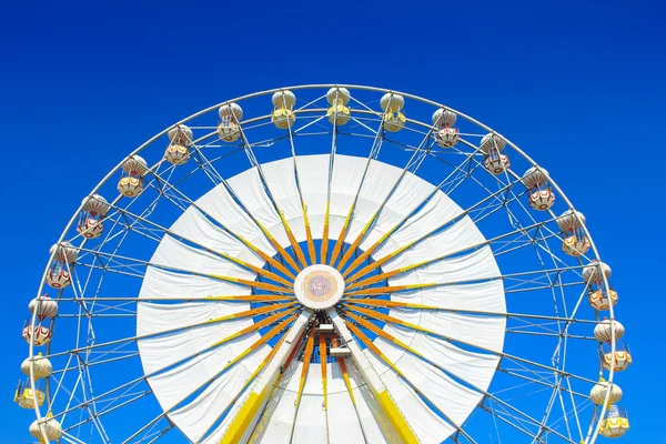 Roue ferris avec ciel bleu. — Photo