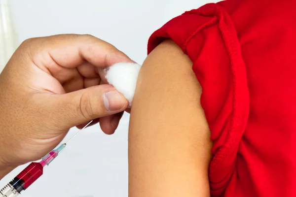 Jongen krijgen van een injectie. — Stockfoto