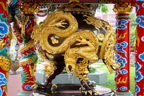 Goldener Drachenhahn — Stockfoto