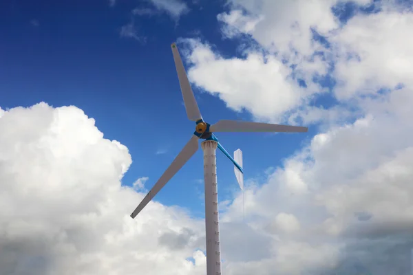 Windmill turbine at blue sky, renewable power, wind energy — Stock Photo, Image