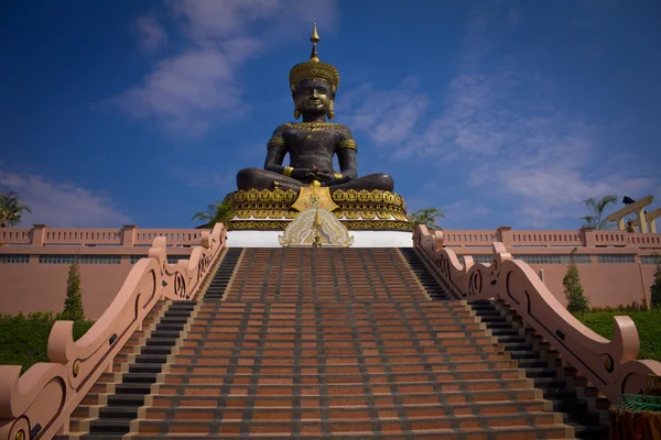 Gran Buda imagen llamada Phra Buddha Maha Thammaracha en Traiphum —  Fotos de Stock
