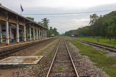 Demiryolları ve tren istasyonu