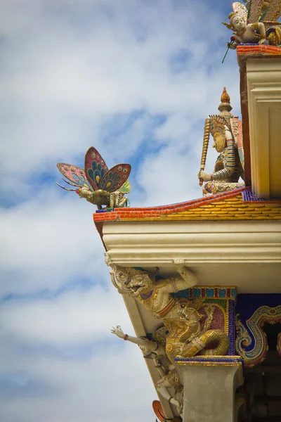 Ny stil av thailändska templets tak — Stockfoto