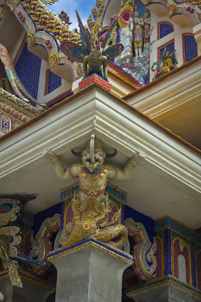 Fantasie-Statue im pariwart Tempel — Stockfoto