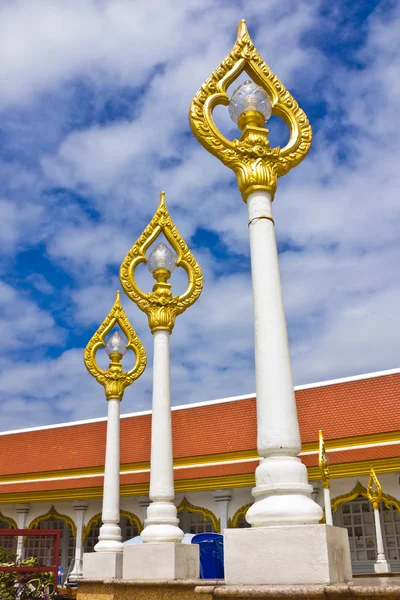 Golden lampe i thailandsk tempel - Stock-foto