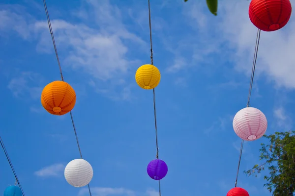 Laternen Kerzenständer am blauen Himmel. — Stockfoto