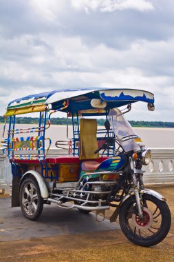 üç tekerlekli bisiklet-Tayland mae khong Nehri ile.