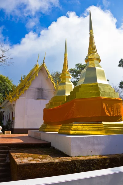 Estupa dourada com céu azul no templo de Pra Tad Doi Tung, norte — Fotografia de Stock