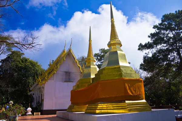 Estupa dourada com céu azul no templo de Pra Tad Doi Tung, norte — Fotografia de Stock