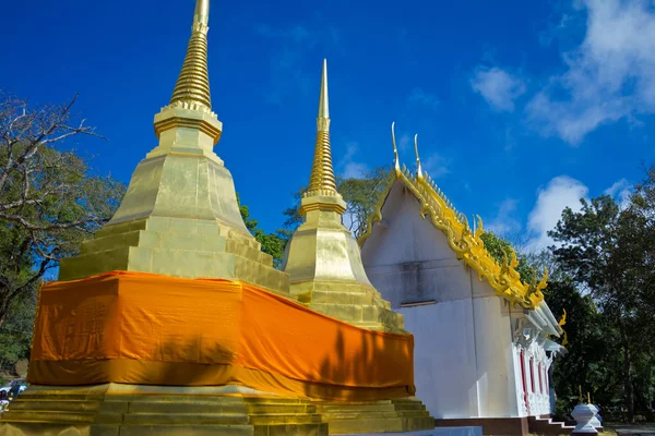 Estupa dorada con cielo azul en el templo Pra Tad Doi Tung, norte — Foto de Stock