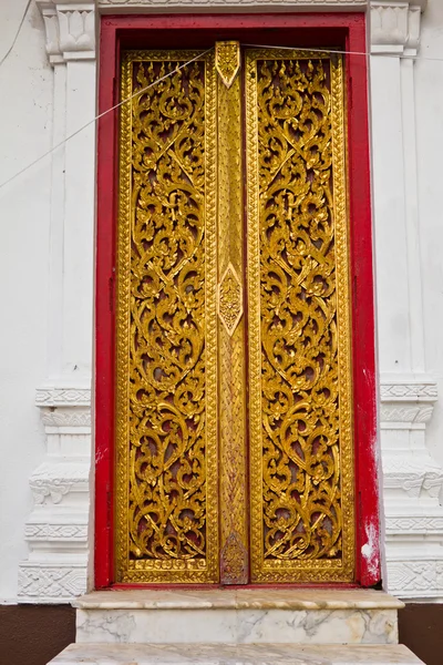 Tapınağın kapısına craved laithai. — Stok fotoğraf