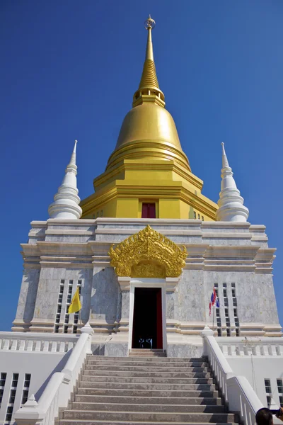 Gyllene stupa, templet i chiang rai, thailand — Stockfoto