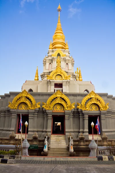Золотая ступа в Дой Мае Салонг, Таиланд . — стоковое фото
