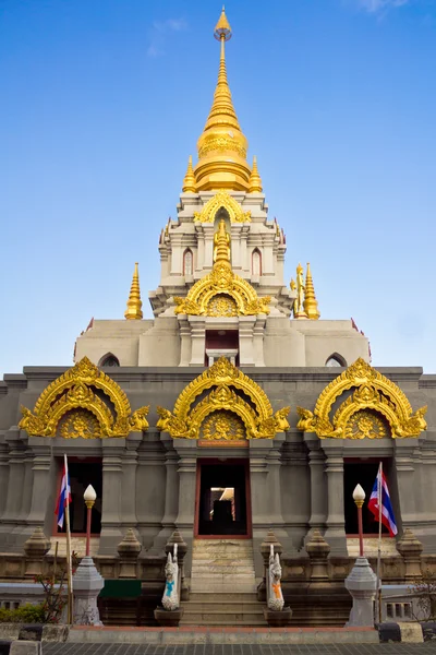 Gyllene stupa på doi mae salong, thailand. — Stockfoto