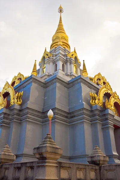 Gouden stoepa op doi mae salong, thailand. — Stockfoto