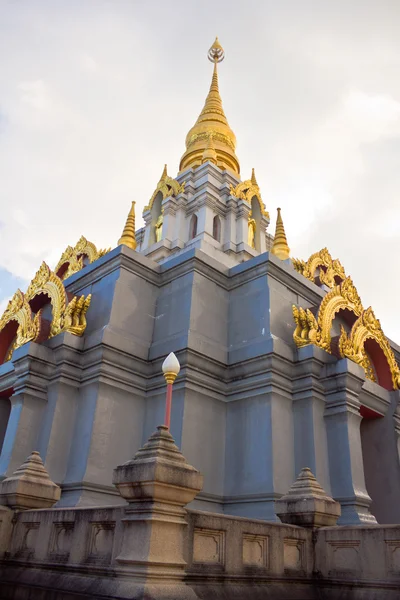 Gyllene stupa på doi mae salong, thailand. — Stockfoto