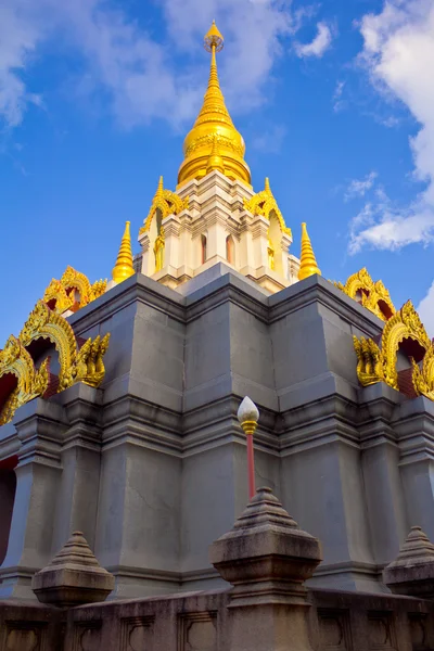 Gouden stoepa op doi mae salong, thailand. — Stockfoto