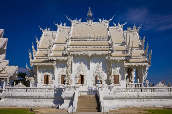 Belo templo branco, Templo Rong Khun, Chiangrai Tailândia . — Fotografia de Stock