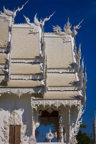 Hermoso templo blanco, Templo Rong Khun, Chiangrai Tailandia . — Foto de Stock