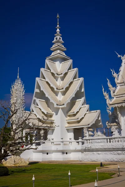 Hermoso templo blanco, Templo Rong Khun, Chiangrai Tailandia . — Foto de Stock