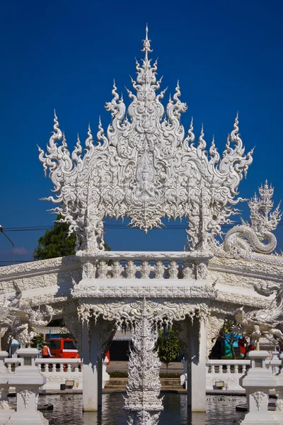 Hermoso templo blanco, Templo Rong Khun, Chiangrai Tailandia . — Foto de Stock