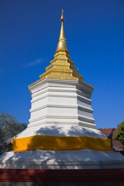 Beyaz pagoda ve üst altın stupa. — Stok fotoğraf