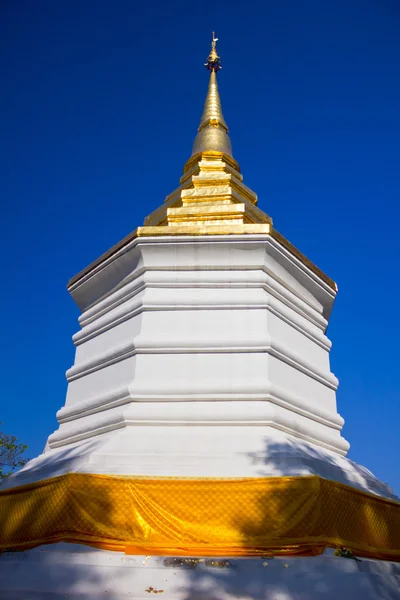 Bílá pagoda a zlatou stúpu na vrcholu. — Stock fotografie