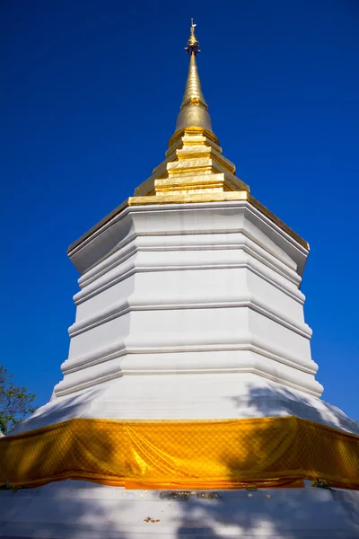 White pagoda and golden stupa on top. — Stock Photo, Image