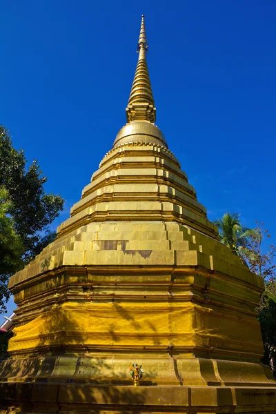 Zlatá pagoda s modrou oblohou. — Stock fotografie