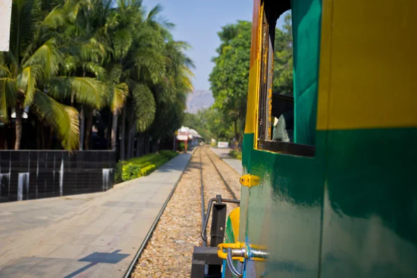Ferrovia e paesaggio a Kwai ponte in Thailandia . — Foto Stock