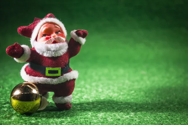 Jultomte med guld bollen på grön bakgrund. — Stockfoto