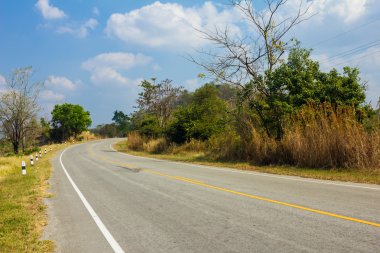 hermoso paisaje con sinuoso camino en las montañas