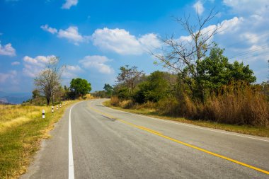 hermoso paisaje con sinuoso camino en las montañas