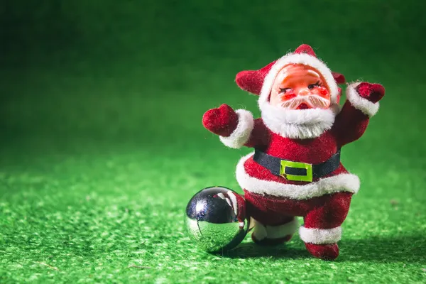 Jultomten med silver boll på grön bakgrund. — Stockfoto