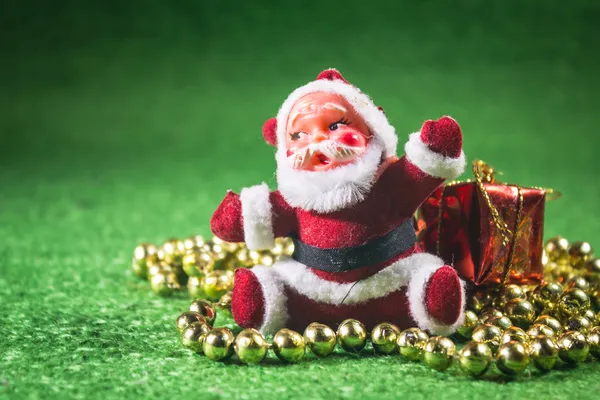 Papai Noel com caixa de presentes em fundo verde . — Fotografia de Stock
