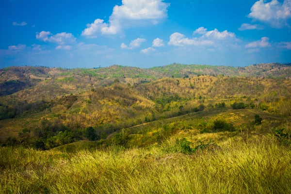 Hermosa vista del complejo montañoso en el norte de Tailandia . — Foto de Stock