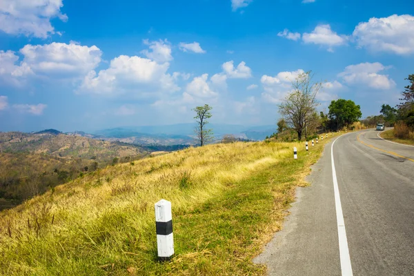 Bellissimo paesaggio con strada tortuosa in montagna — Foto Stock